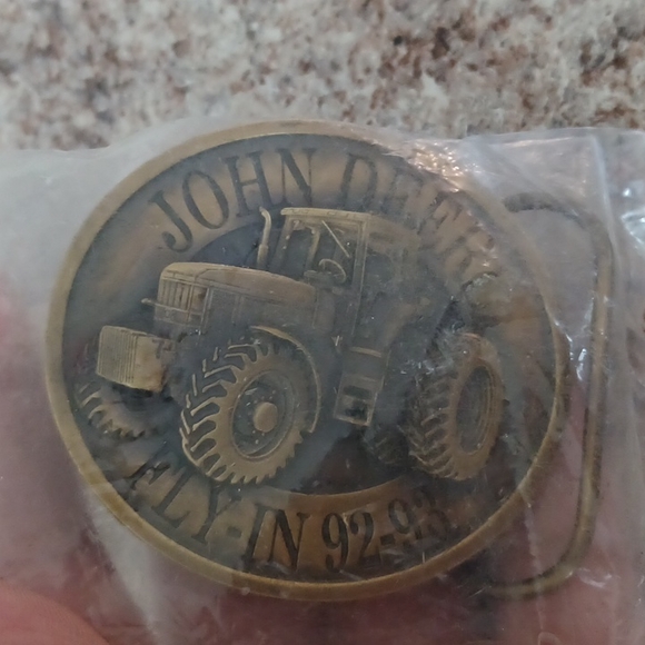 JOHN DEERE FLY-IN 92-93 BRASS BELT BUCKLE VINTAGE 1992 TRACTOR FARMER - Picture 5 of 7
